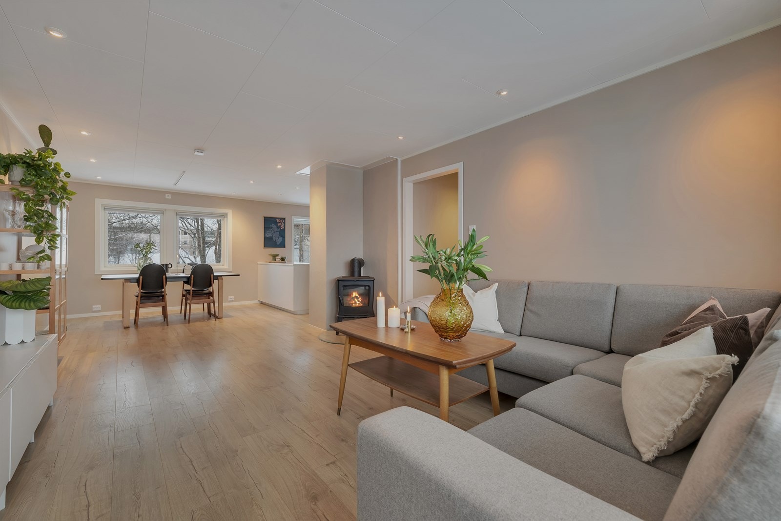 Stor gjennomgående stue med vinduer både mot nord og sør Galleribilde