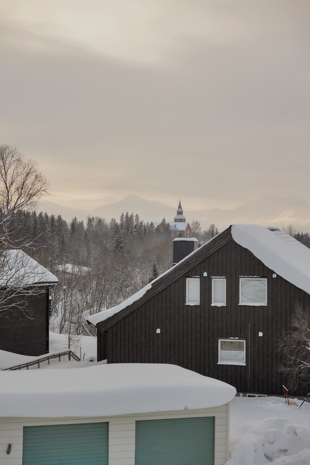 Nydelig utsikt sørover mot Elverhøy kirke og fjellene i Balsfjord/Malangen Galleribilde
