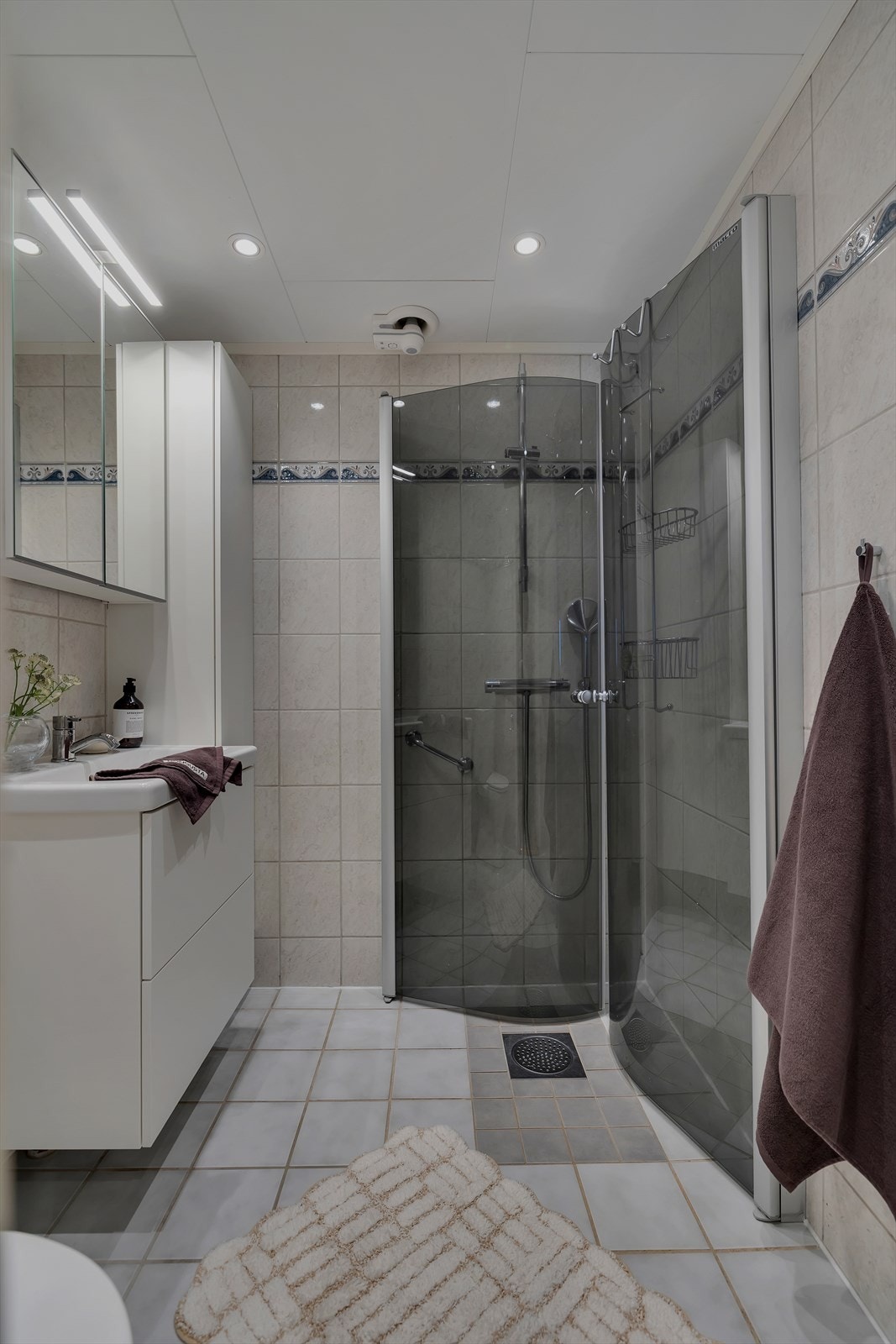 Flislagt bad med gulvvarme. Ny innredning. Innslagbare dusjvegger. Downlights i taket. Galleribilde