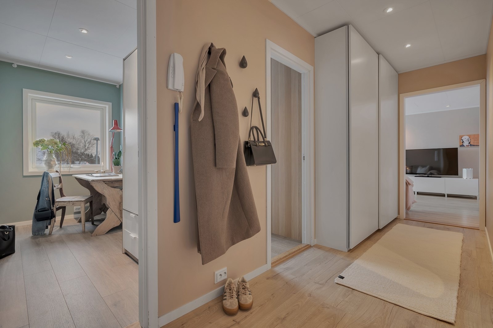 Lagring i mellomgang (også stor bod i kjelleren av bygget) Galleribilde