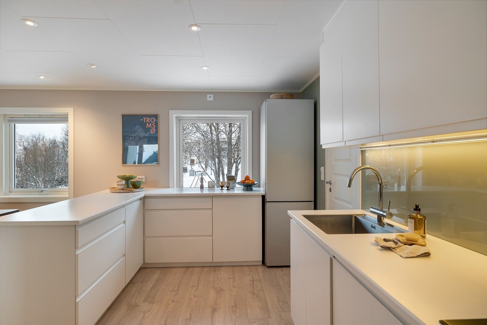 Nyere kjøkken med god med både oppbevaring- og benkeplass Galleribilde