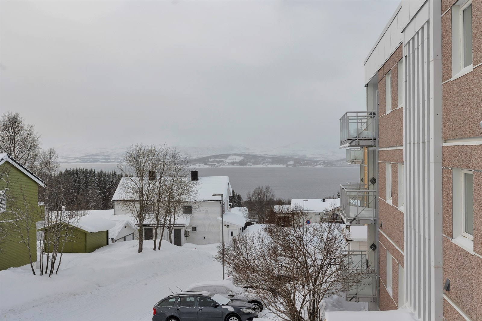 Fantastisk utsikt mot sørvest mot blant annet Elverhøy, Sandnessundet og Håkøya/Kvaløya Galleribilde