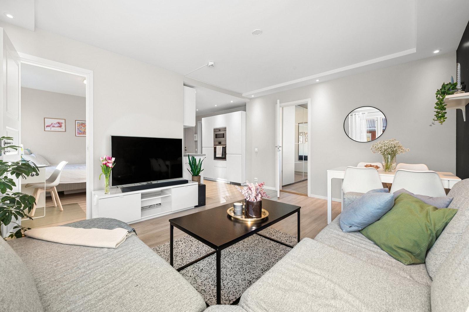 Leiligheten byr på flotte oppholdsrom som er enkle å innrede. Galleribilde