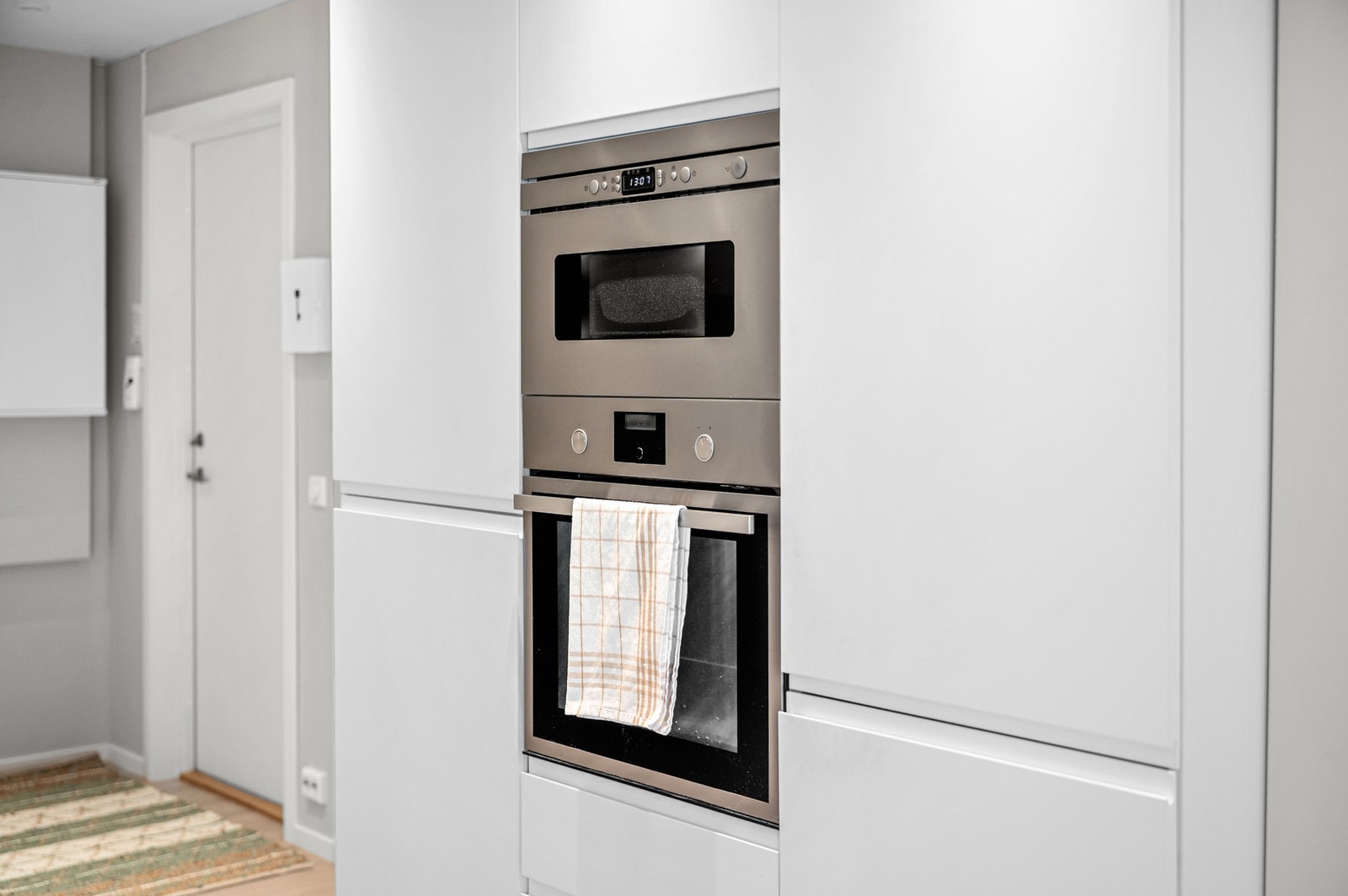 Kjøkkenet består av integrerte hvitevarer som platetopp, stekeovn, mikrobølgeovn, oppvaskmaskin og kjøl/fryseskap. Galleribilde