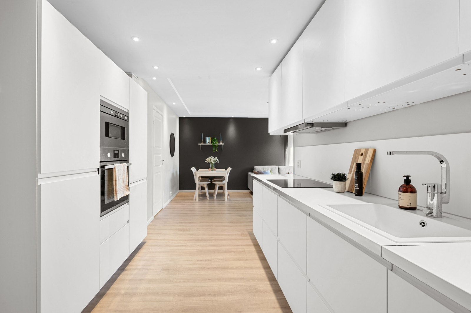 Lyst og pent kjøkken fra 2018 i tidsriktige og fine materialvalg. Galleribilde