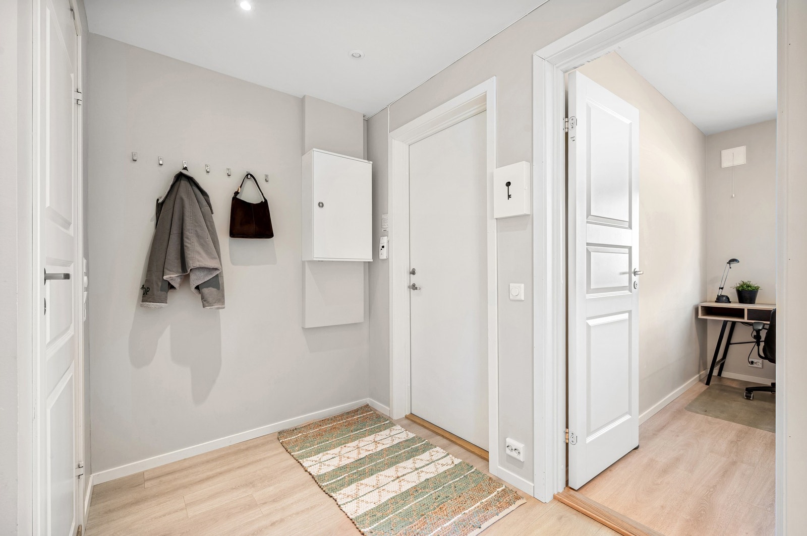 Innbydende og romslig entré med god plass til sko- og yttertøy. Galleribilde
