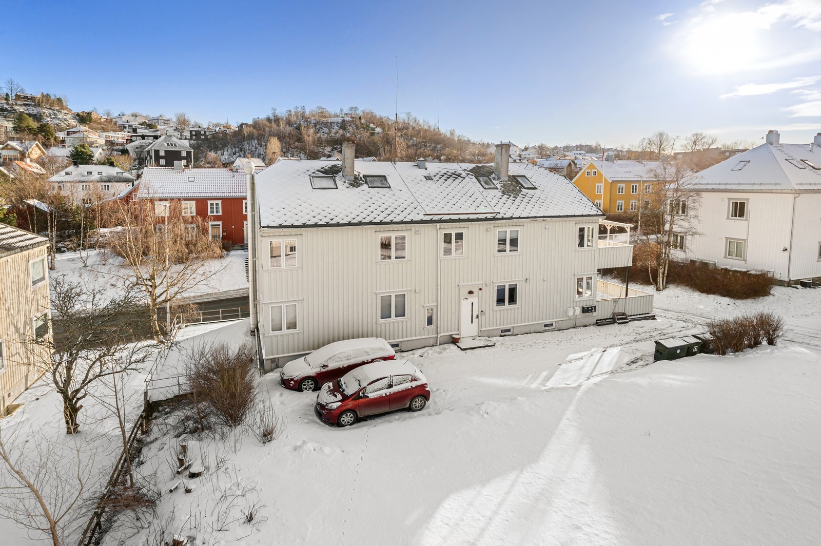 Leiligheten ligger svært sentralt plassert med gangavstand til både NTNU, Solsiden og fine parkområder. Galleribilde