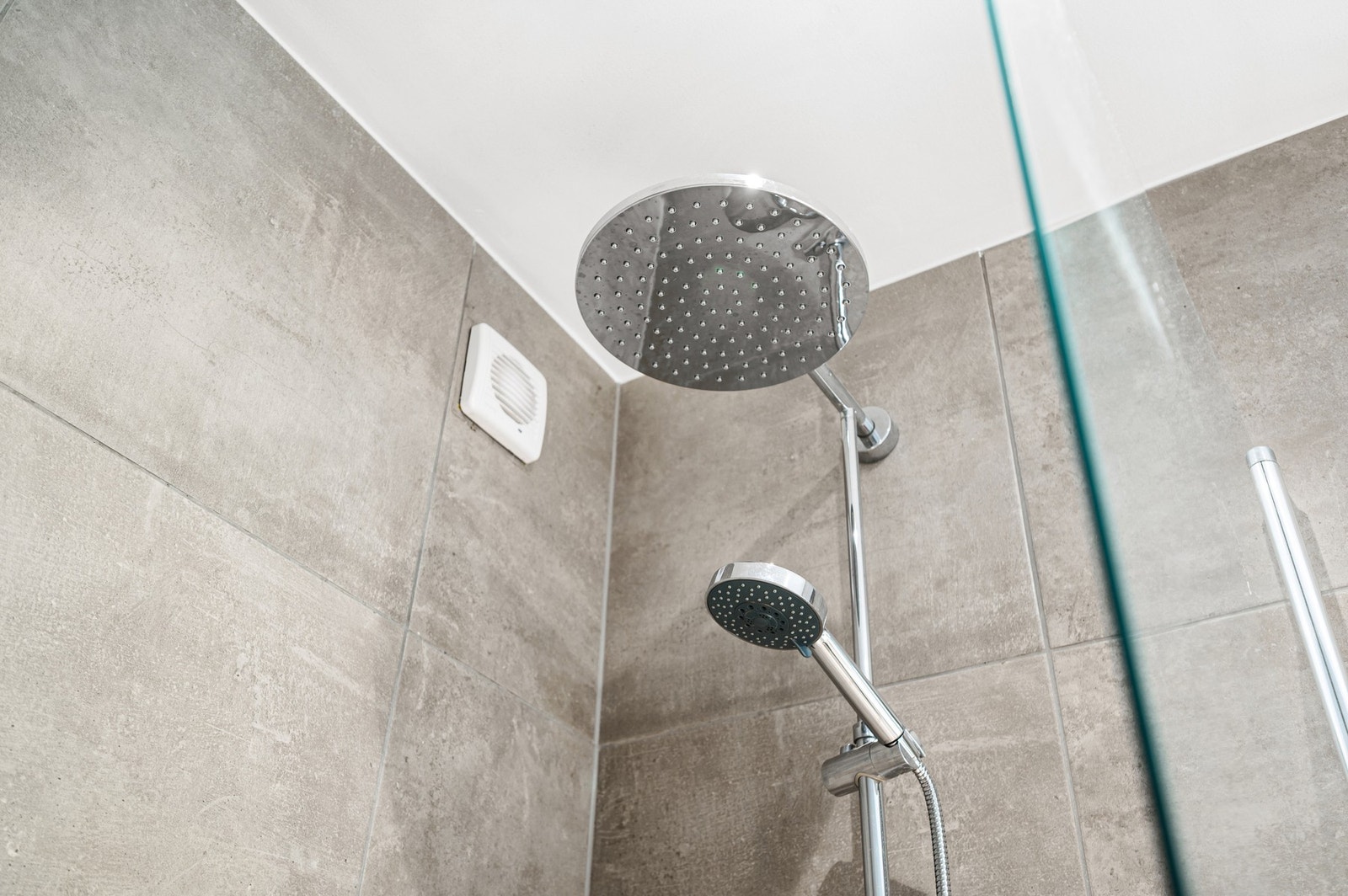 Baderommet består av dusjnisje, kran og avløp for vaskemaskin, veggmontert WC, rørskap, servant med underskap og speil. Galleribilde