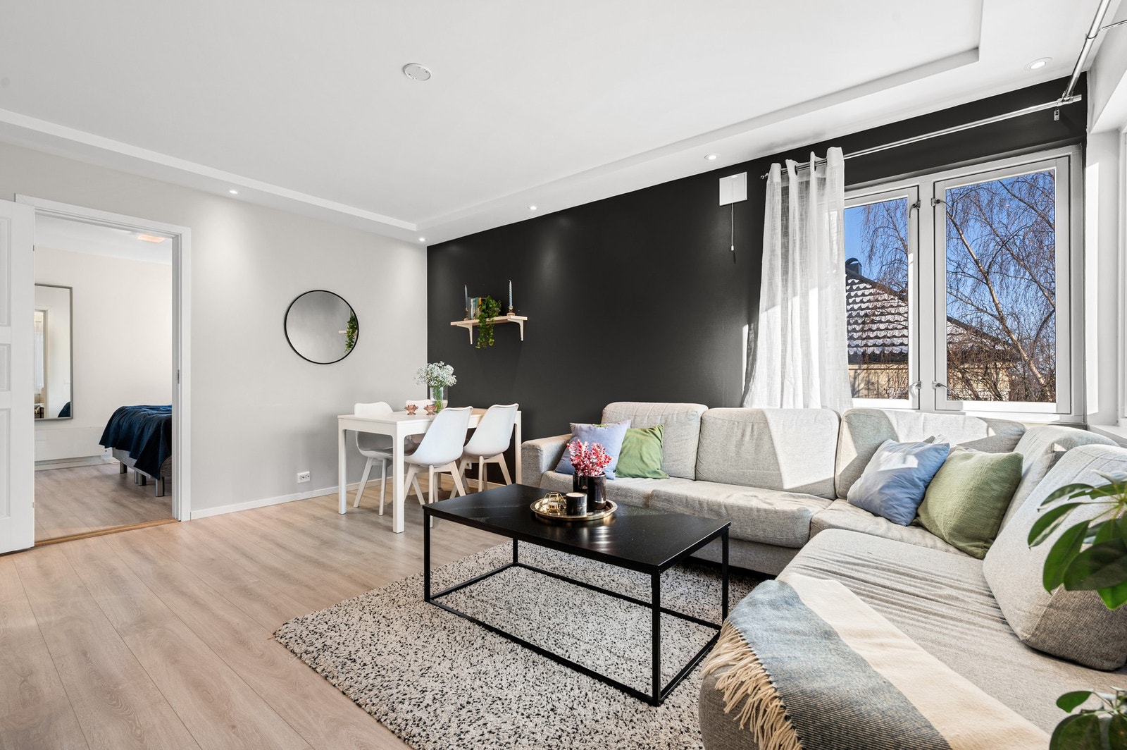 Delikat stue som har god plass til sofakrok og spiseseksjon. Galleribilde