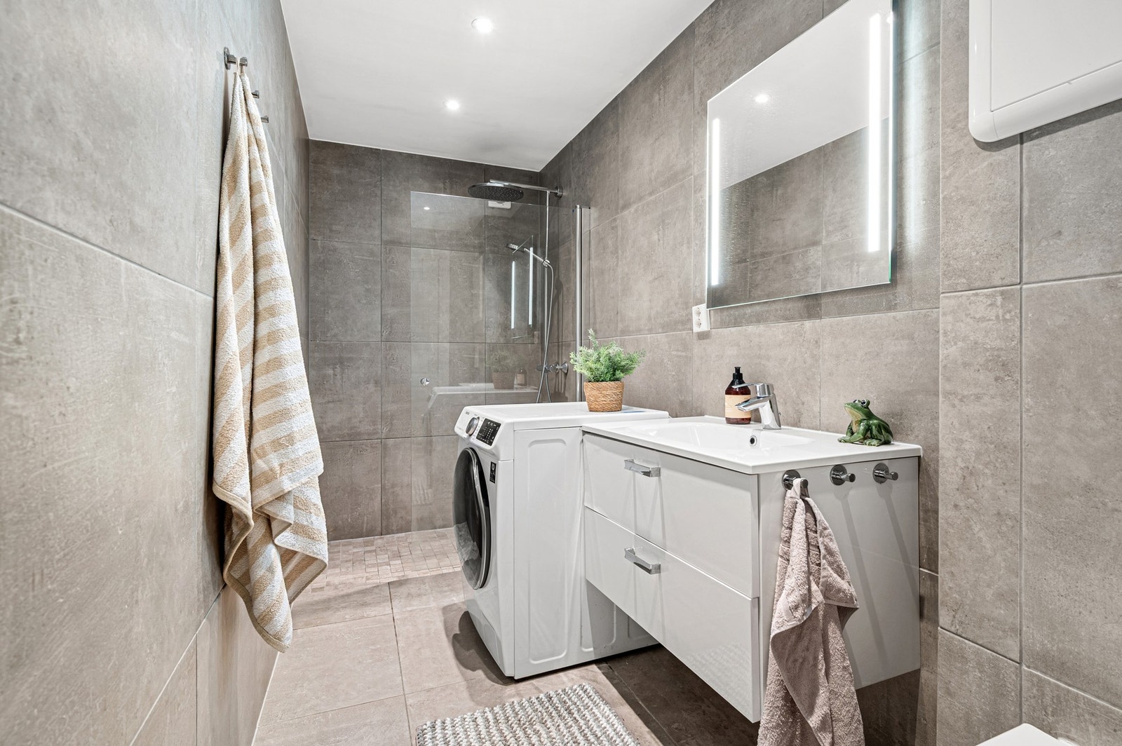 Lekkert baderom fra 2018 med opplegg for vaskemaskin. Galleribilde