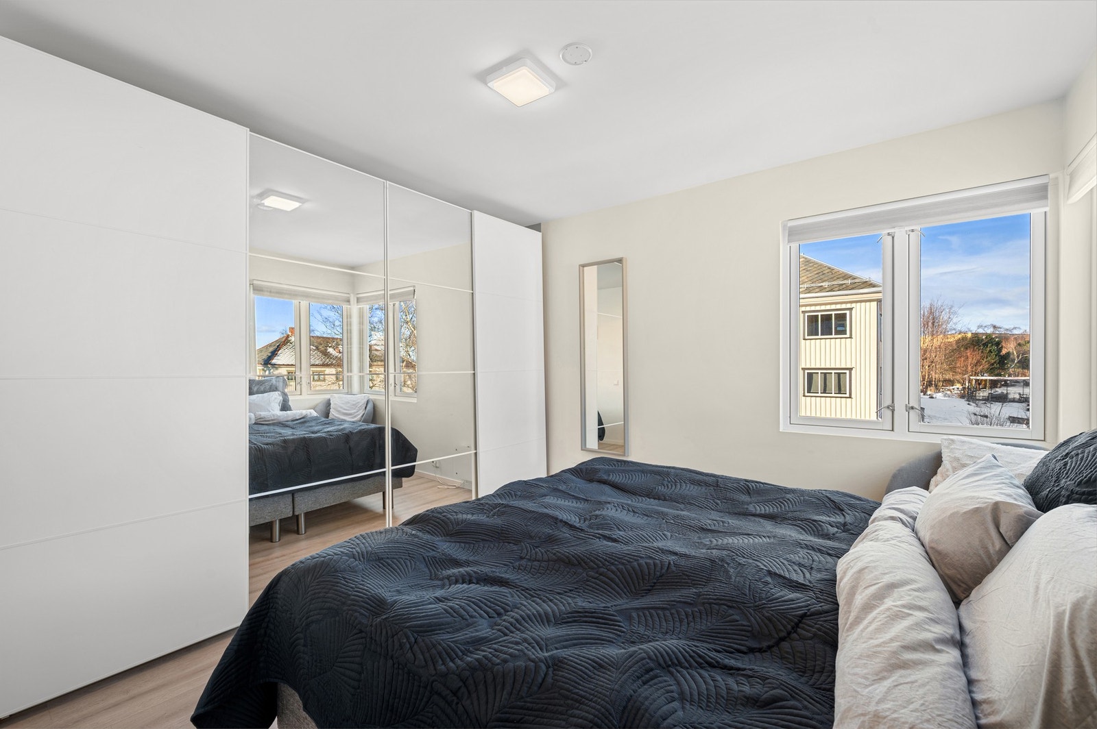 Soverom 2 byr på god plass til stor seng og en flott skyvedørsgarderobe. Galleribilde