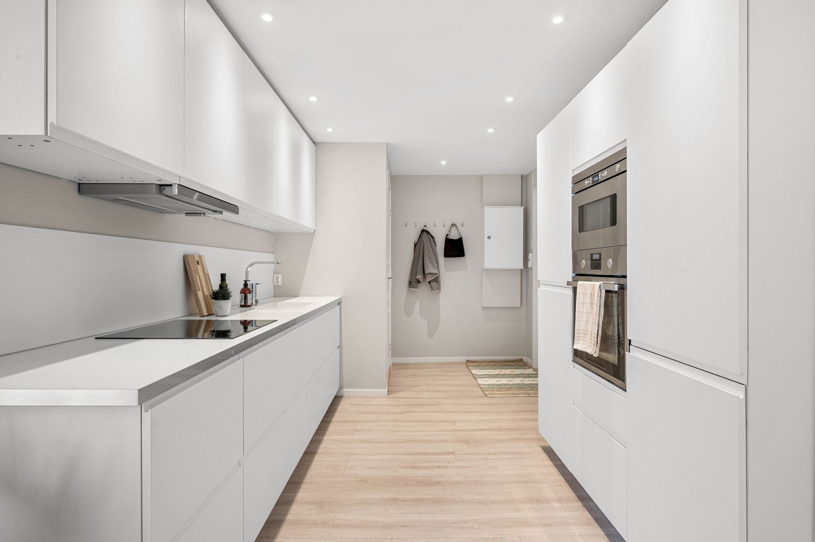 Kjøkkenet byr på rikelig av skap- og benkeplass. Galleribilde