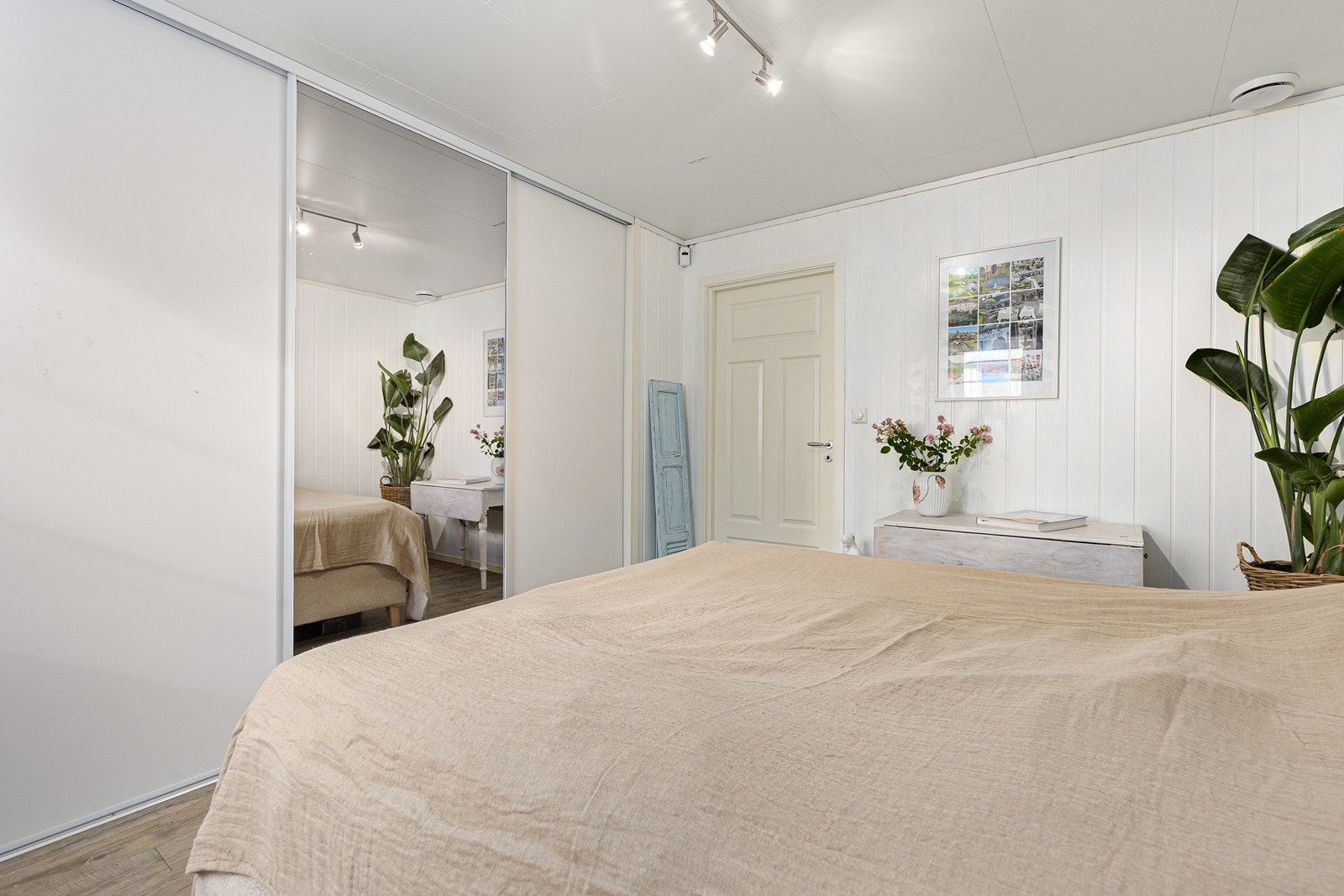 Skyvedørsgarderobeskap med gode oppbevaringsmuligheter Galleribilde