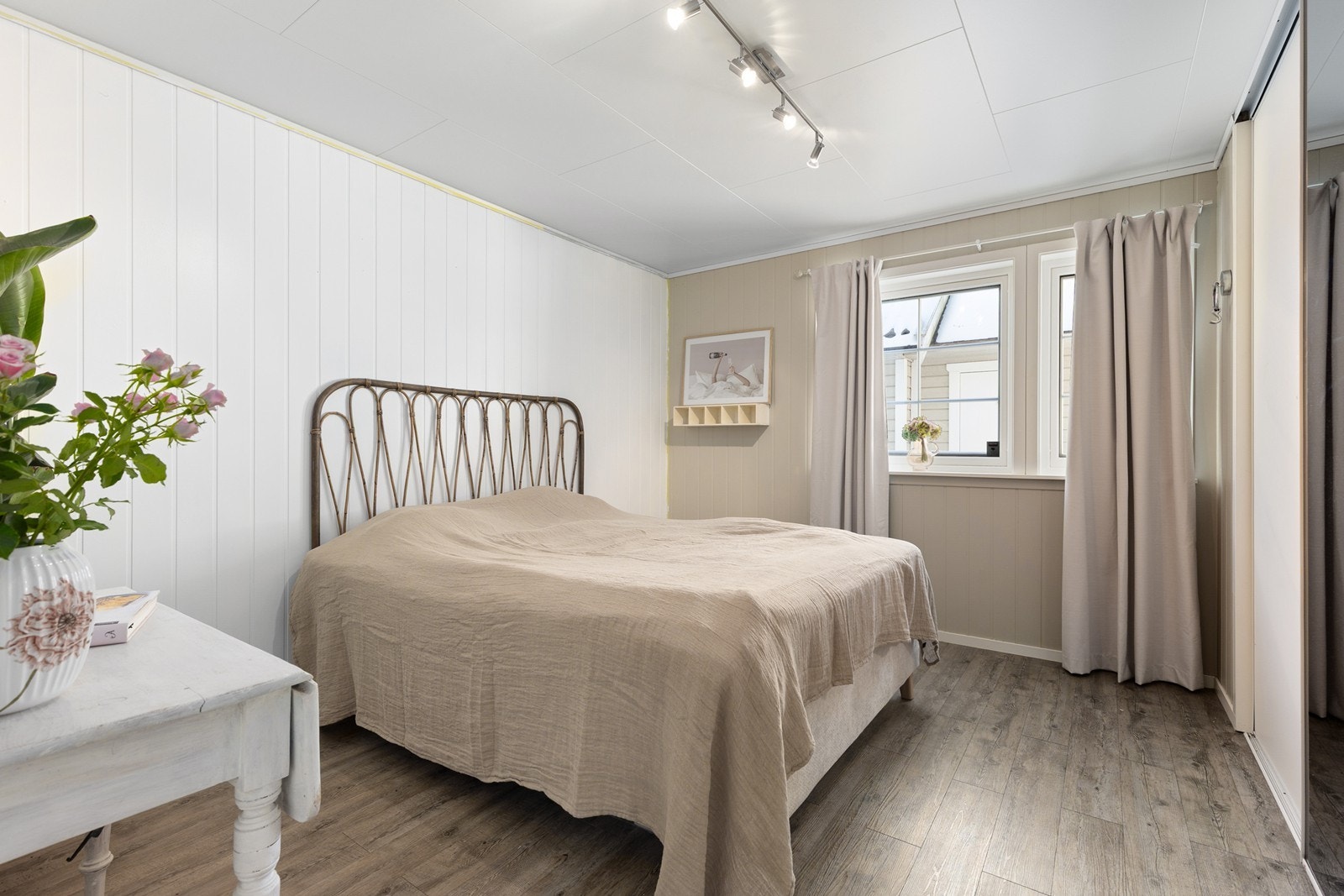 Soverom med god plass til dobbeltseng Galleribilde