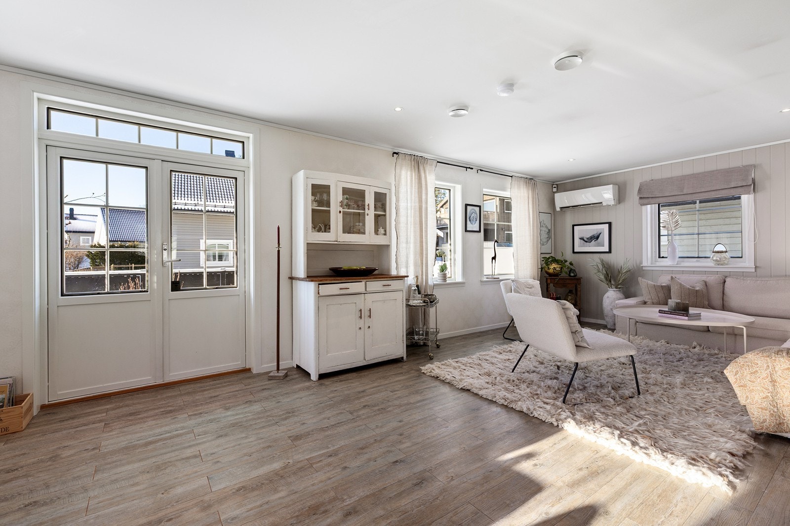 Direkte utgang til uteområde fra stuen Galleribilde