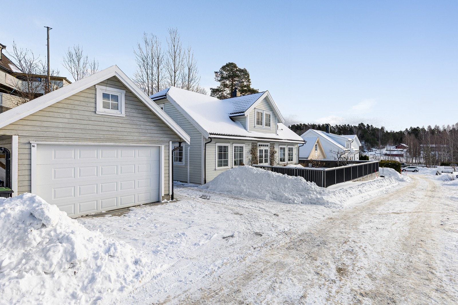 Anntjennsveien 16 i vinterdrakt Galleribilde