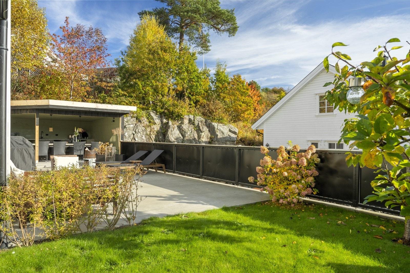 Støpte flater rundt boligen noe som gir minimale vedlikeholdsbehov og gode uteplasser Galleribilde