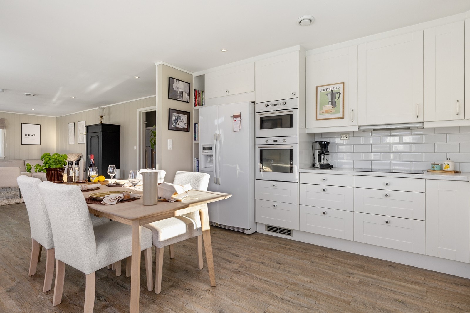 Integrerte hvitevarer på kjøkken Galleribilde