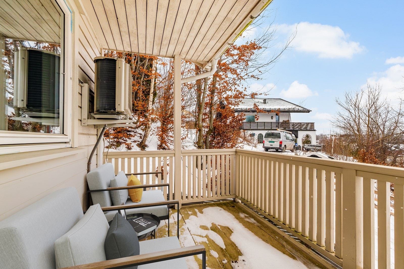 Utgang fra stue til 7,3 m² vestvendt balkong som er hovedsakelig overbygd Galleribilde