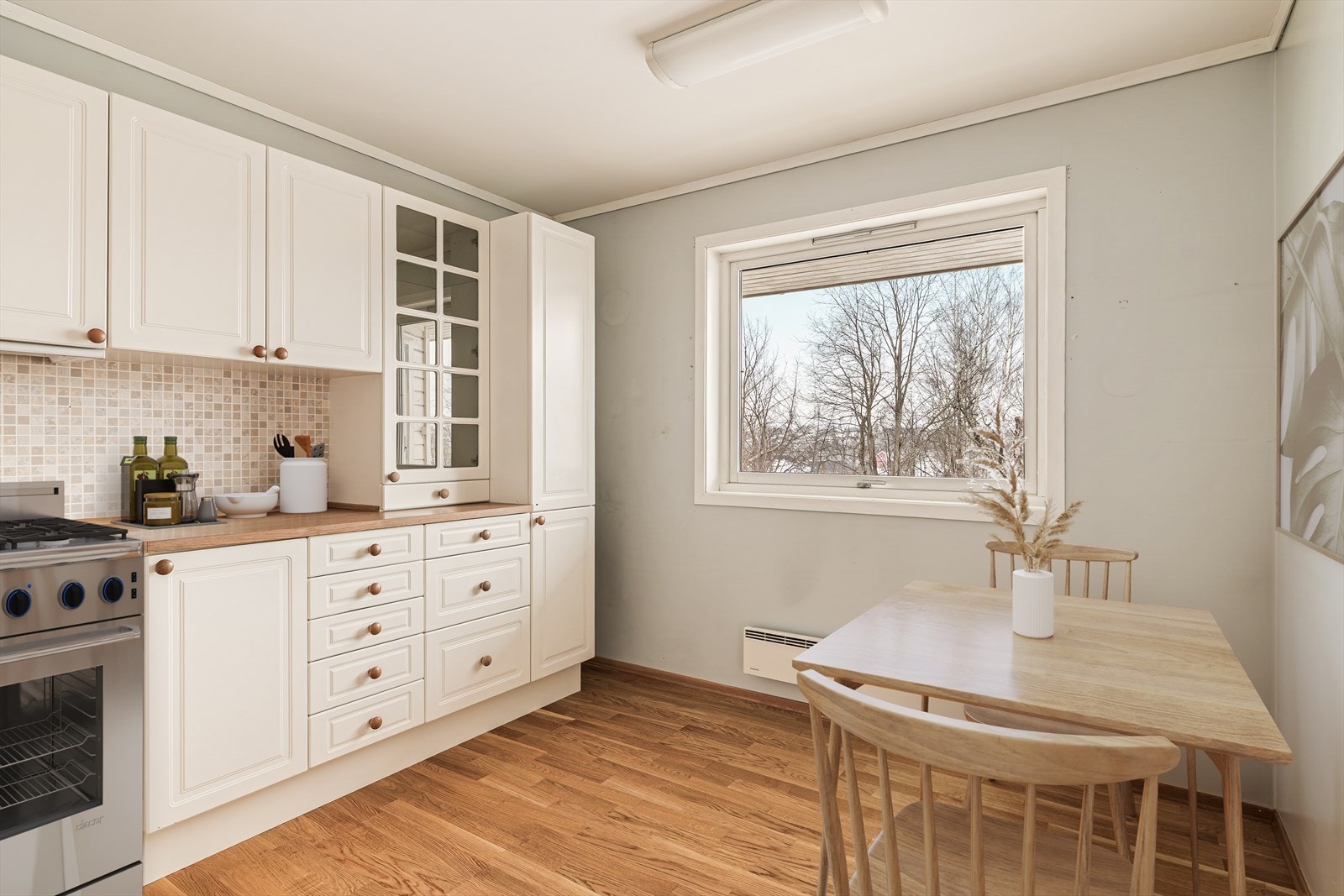 Lys og pen kjøkkeinnredning Galleribilde