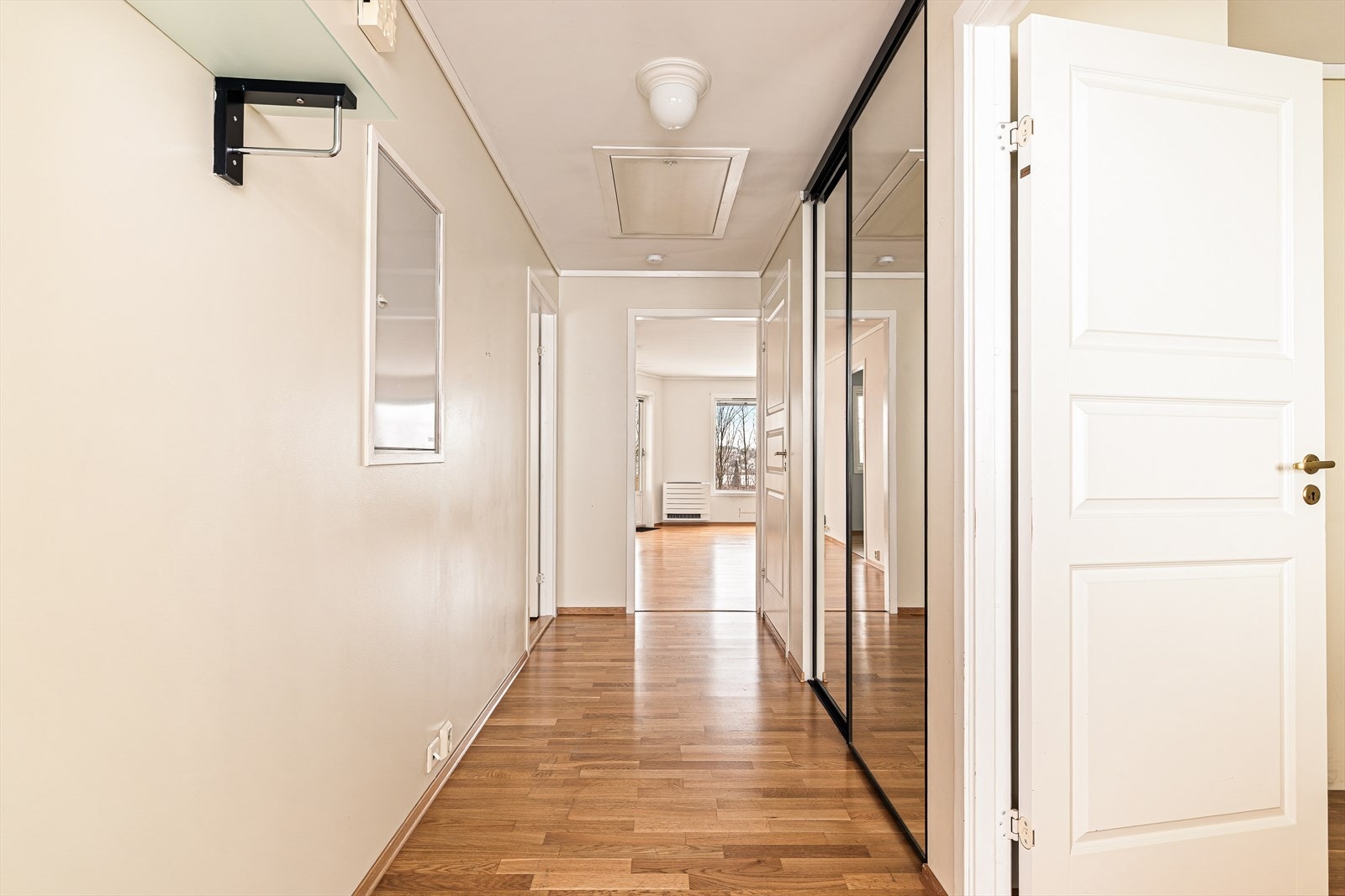 Skyvedørgarderobe og luke med stige i gangen til stort uinnredet loft m/bra høyde og potensiale Galleribilde