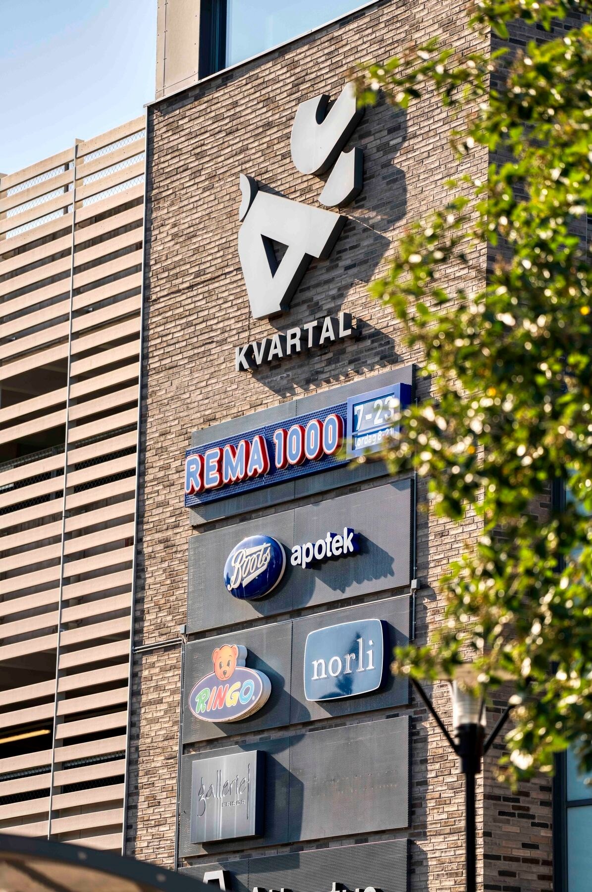 Ås kvartal - Her finner du en rekke butikker, serveringssteder og tjenester. Et naturlig møtested! Galleribilde