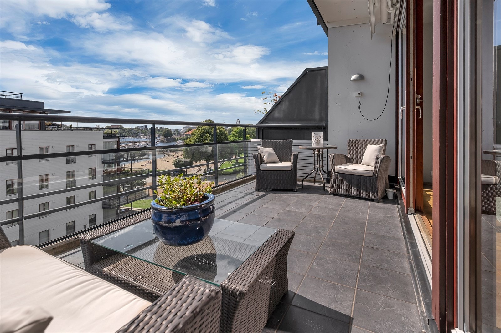 Fra stuen er det utgang til en romslig og solrik balkong med utsikt Galleribilde