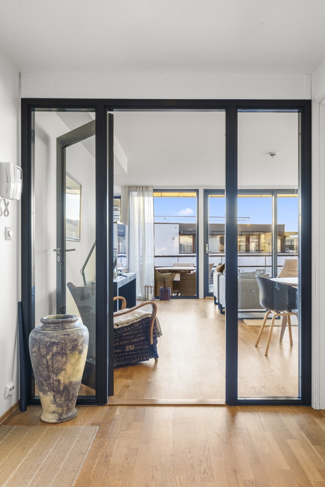 Entré/gang med glassdør inn mot stue/kjøkken Galleribilde