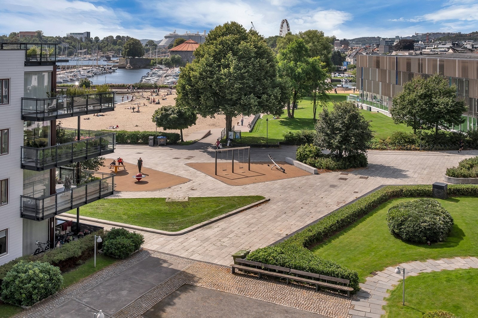 Utsikt fra balkongen sommerstid Galleribilde