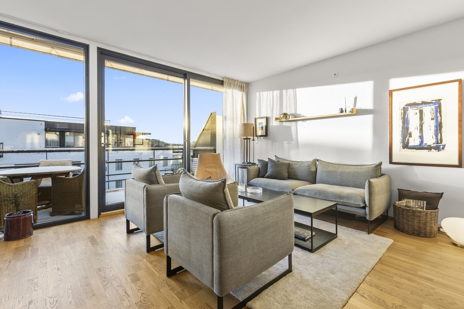 Stuen har et pent parkettgulv og ellers nyoppussede, moderne overflater Galleribilde