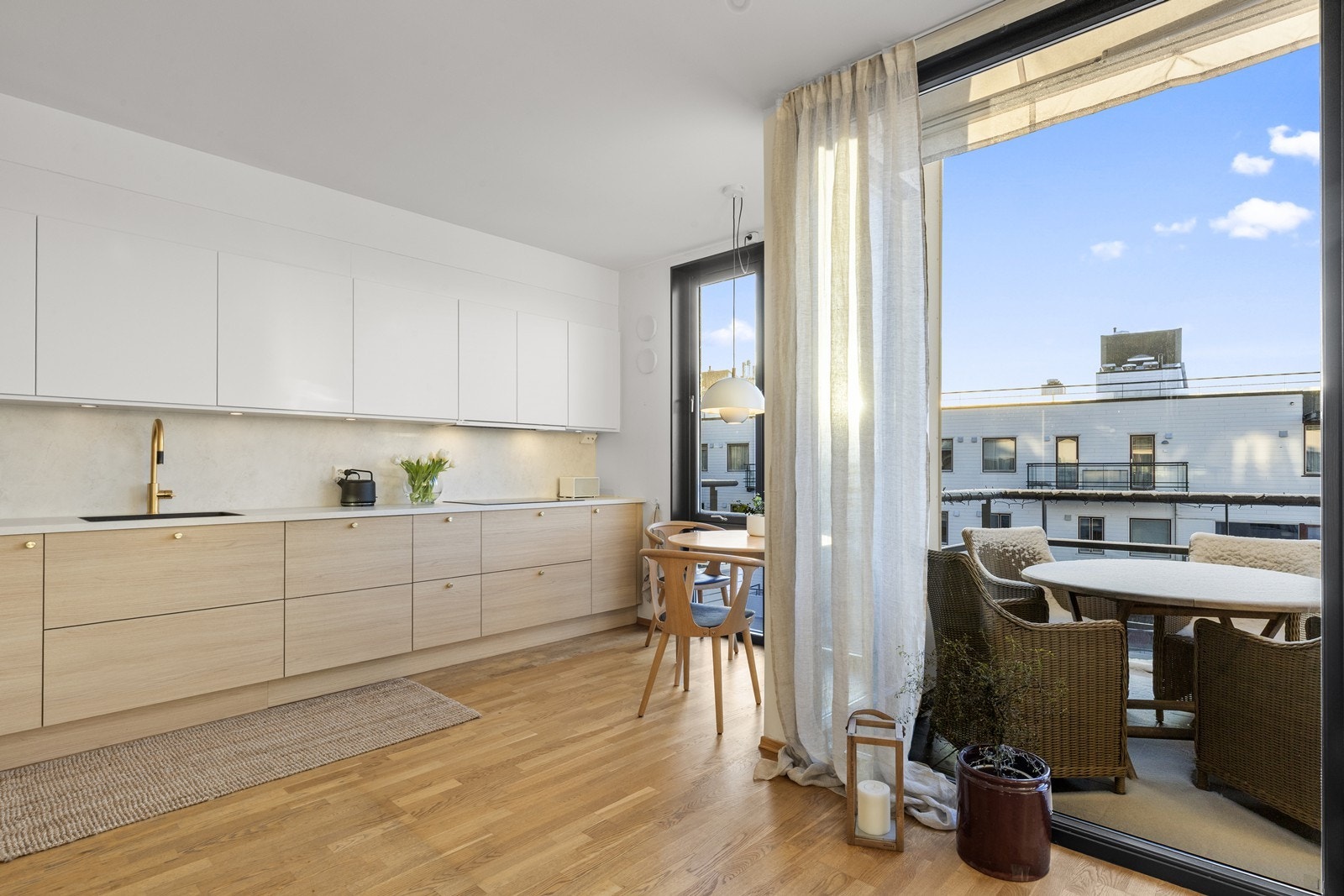 Det er en praktisk og delvis åpen løsning mellom stue og kjøkken Galleribilde