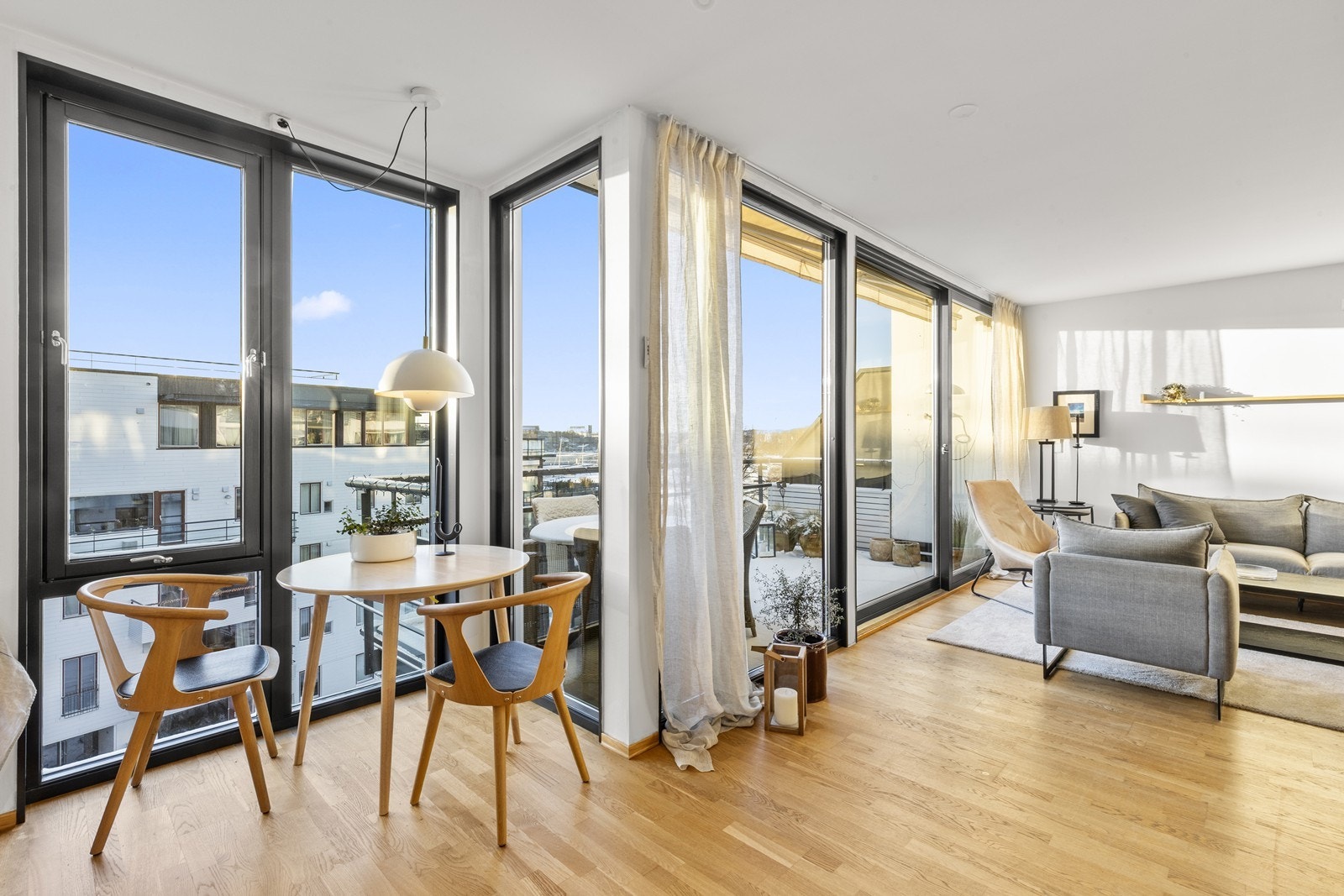 Lys og luftig leilighet i 5. etasje med solrik balkong Galleribilde