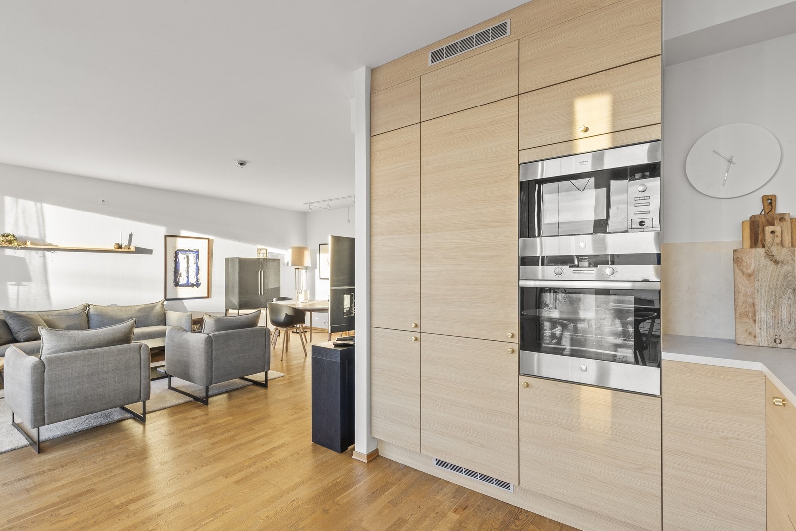 Kjøkkenet har godt med skap- og benkeplass Galleribilde