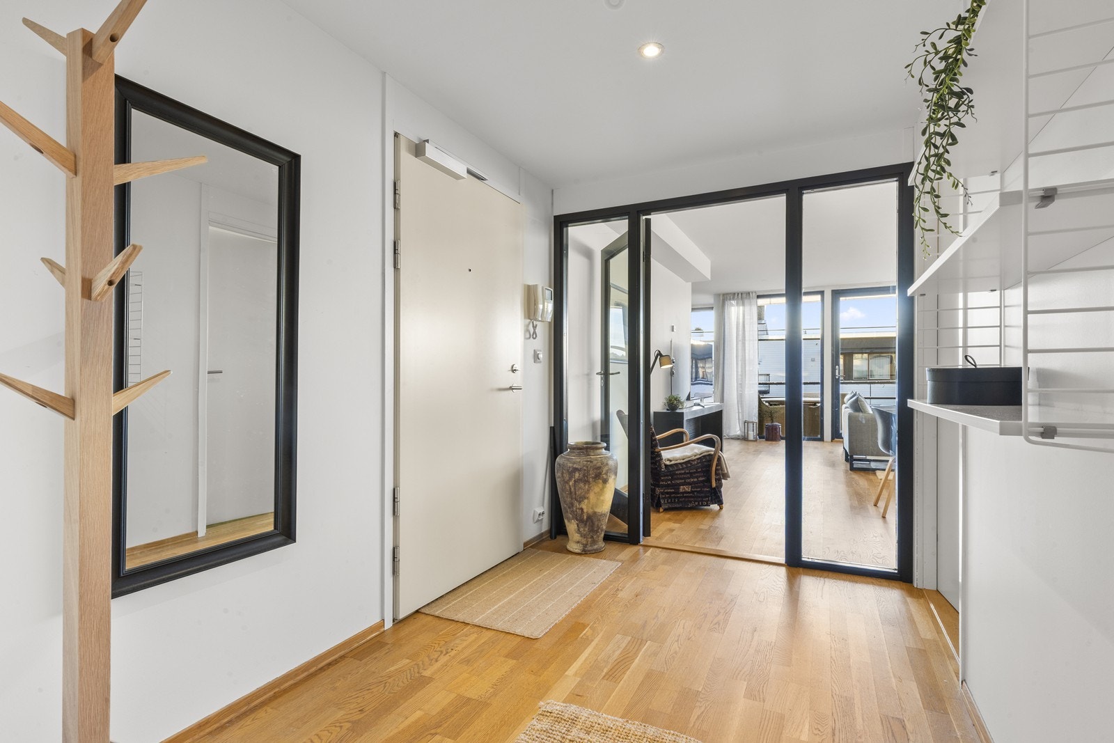 Romslig entre med skyvedørsgarderobe Galleribilde