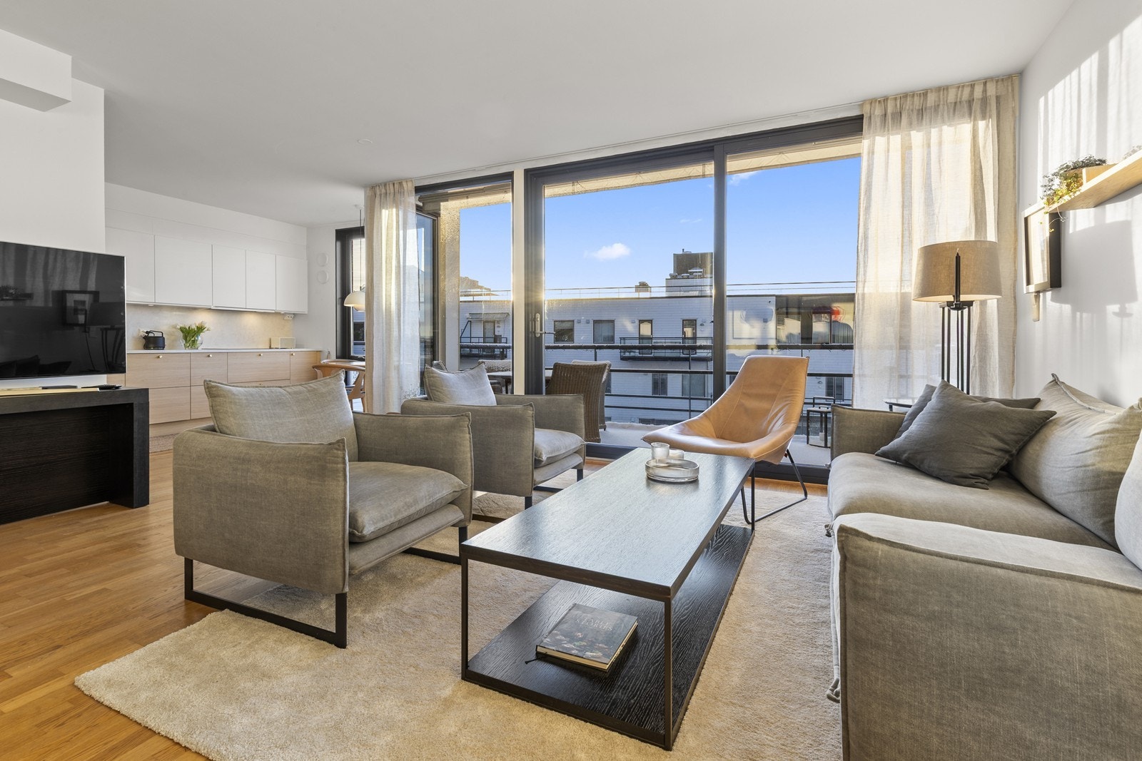 Store vindusflater gir godt med naturlig dagslys Galleribilde