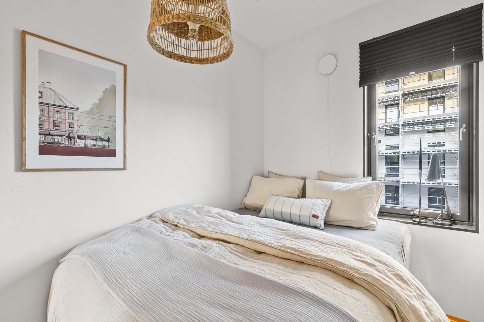 Soverom 1 av 2 med plass til seng, nattbord og garderobeskap Galleribilde