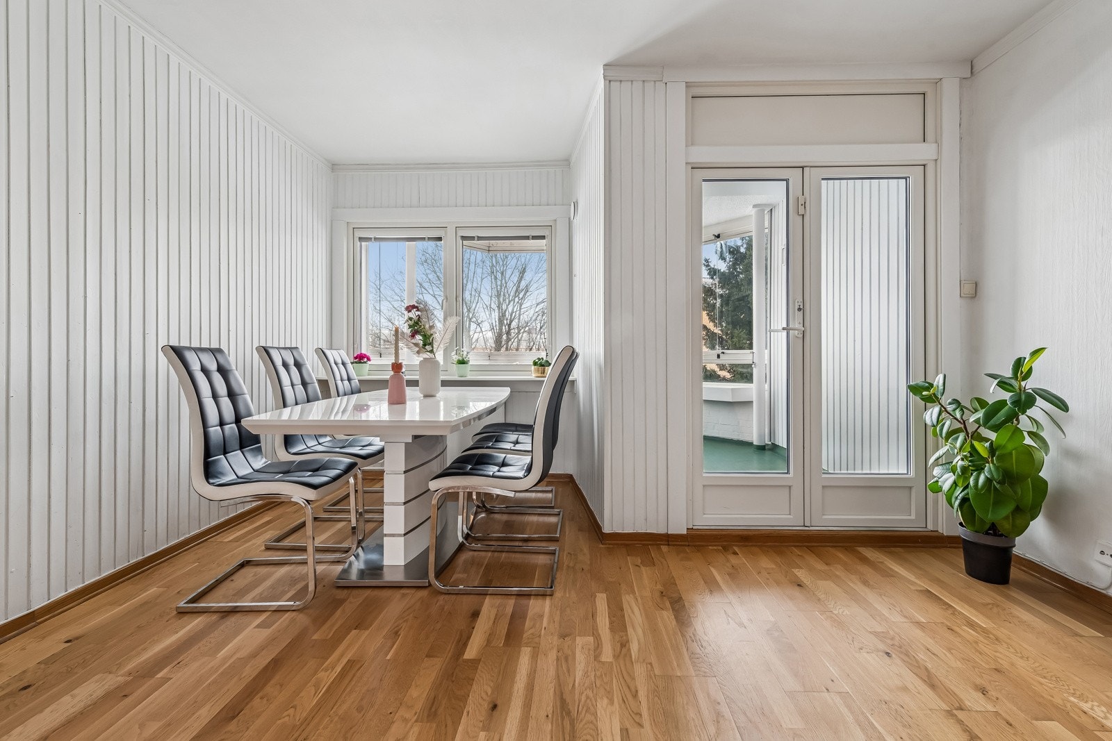 Stue med doble dører ut mot balkongen. Vinduer og balkongdør er bytter i 2016. Galleribilde