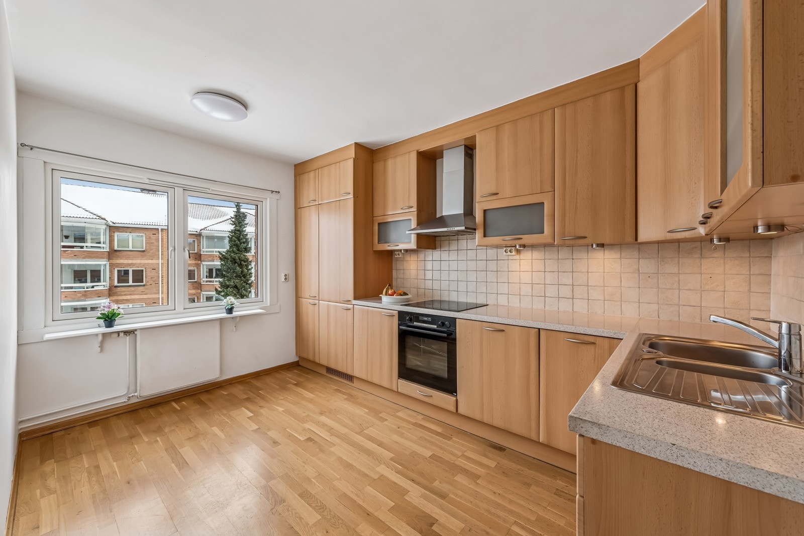 Veldig hyggelig med eget kjøkkenrom. Godt planlagt innredning med mye skap-og benkeplass. Galleribilde