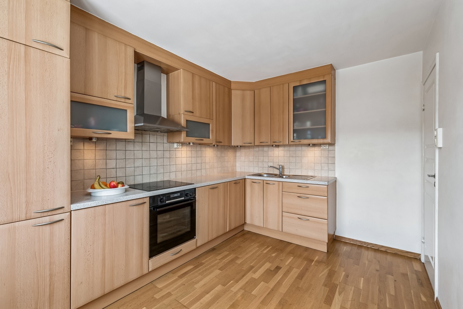 Kjøkken med hvitevarer som komfyr, oppvaskmaskin og kjøleskap vil følge leiligheten. Galleribilde