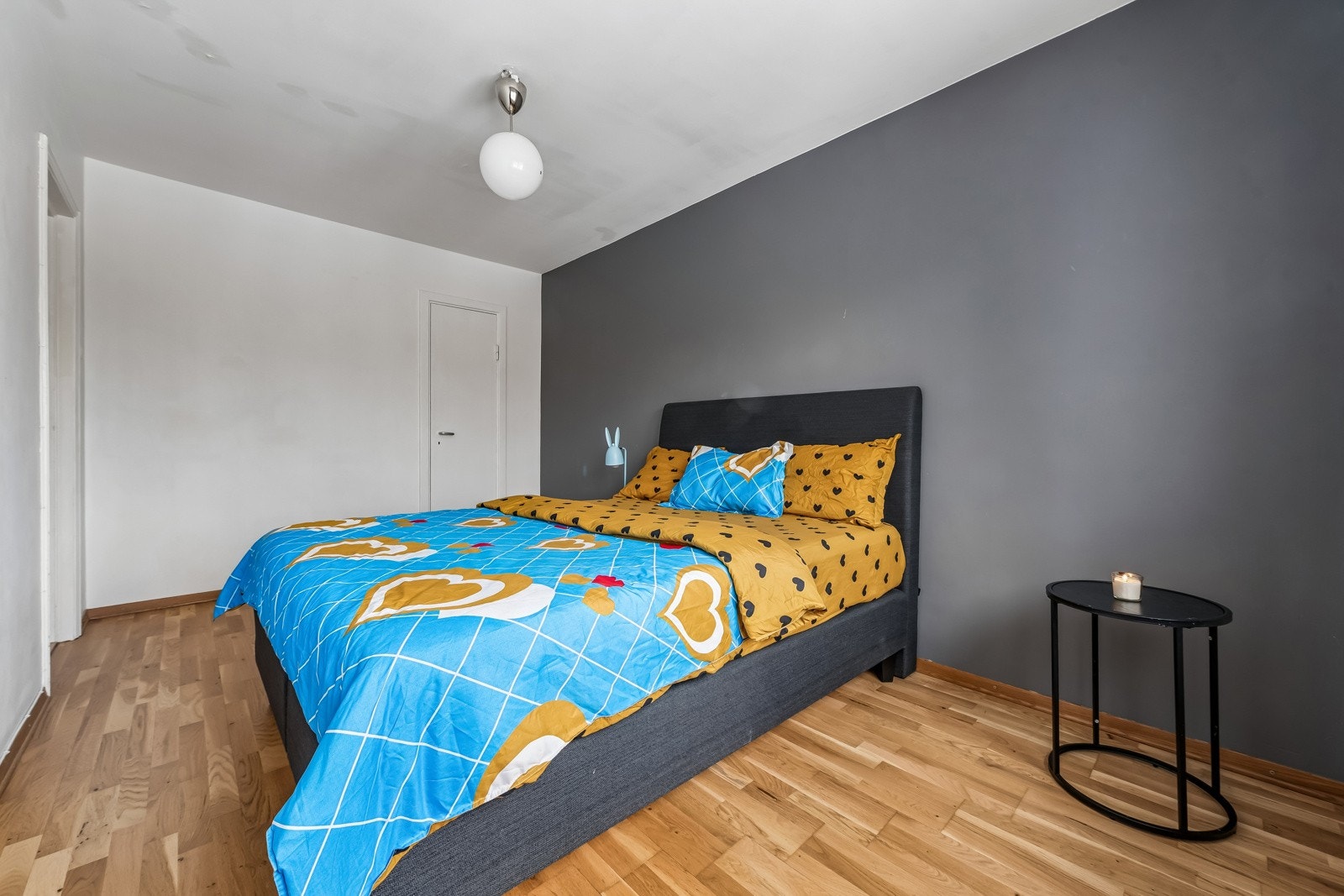 Det er god plass for garderobeskap samt et eget walk-in rom fra hovedsoverommet. Galleribilde