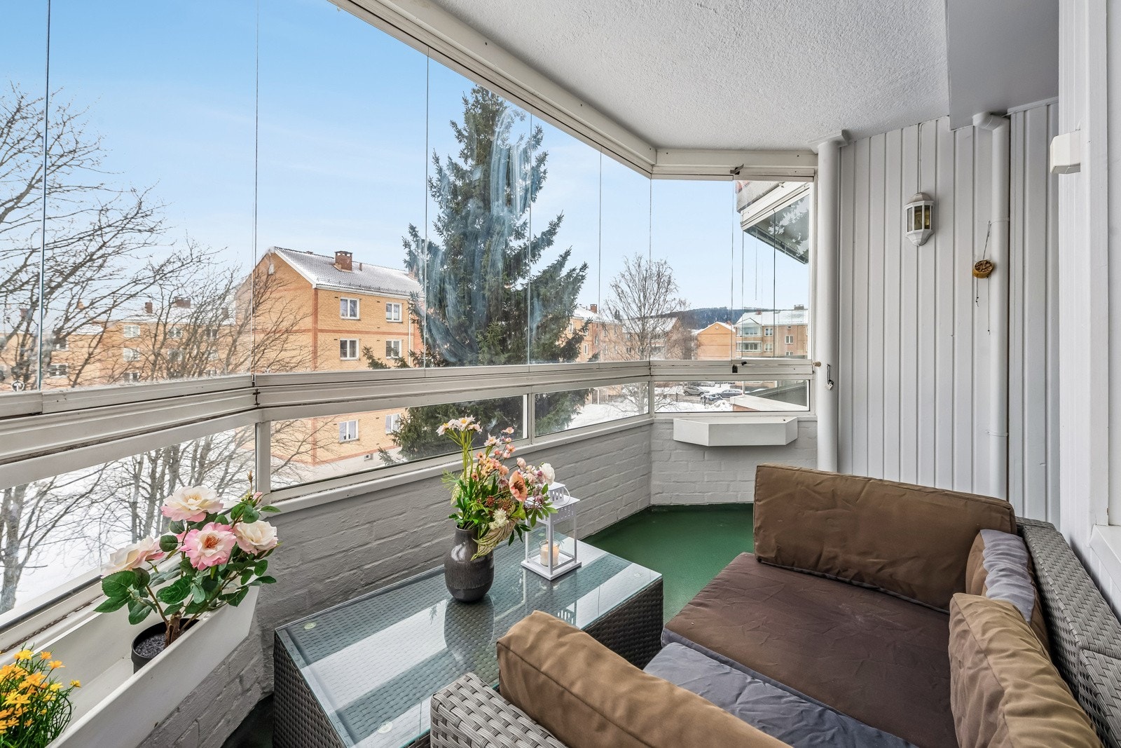 Som et godt ekstra rom for store deler av året. Innglassingen gir fin skjerming. Du kan bruke både gass-og elektrisk grill. Galleribilde