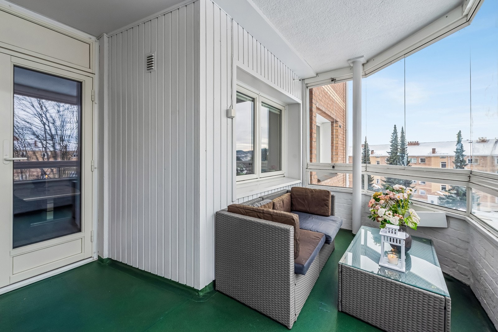 Lag din egen oase med møbler og blomster på egen balkong. Galleribilde