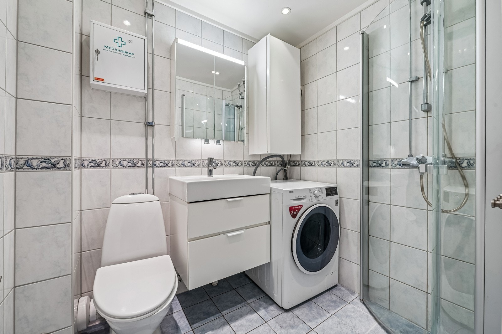 Badet er rehabilitert i regi av brl., ferdigstilt i 2006. Varmekabler, downlights, servant med innredning, toalett og dusj med skyveglass. Galleribilde