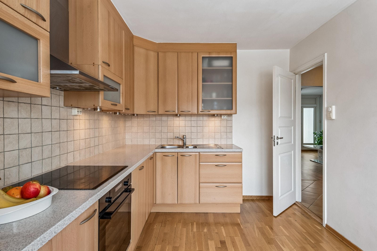 God plass til spisebord på kjøkkenet for familiens daglige måltider. Galleribilde