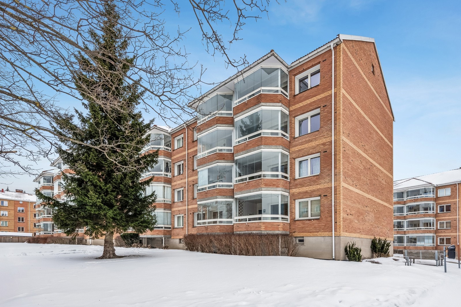 Attraktivt borettslag, ryddig økonomi. Flotte leke-og fellesområder rett utenfor døren. Galleribilde