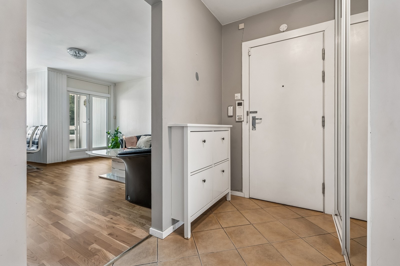 Det er dørcalling med videoskjerm i entreén. Galleribilde