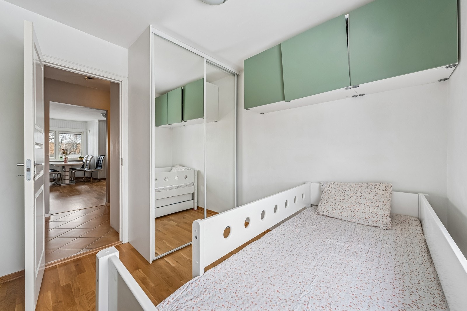 Soverom 2 har takhøye skyvedørsgarderobeskap. Galleribilde