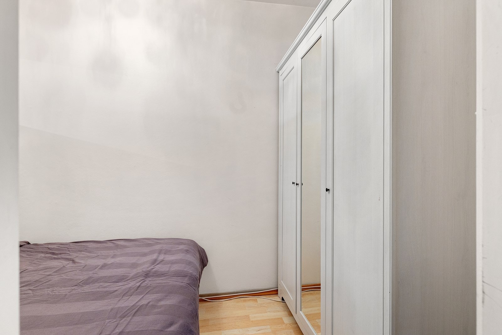 Det er god plass til et stort garderobeskap. Galleribilde