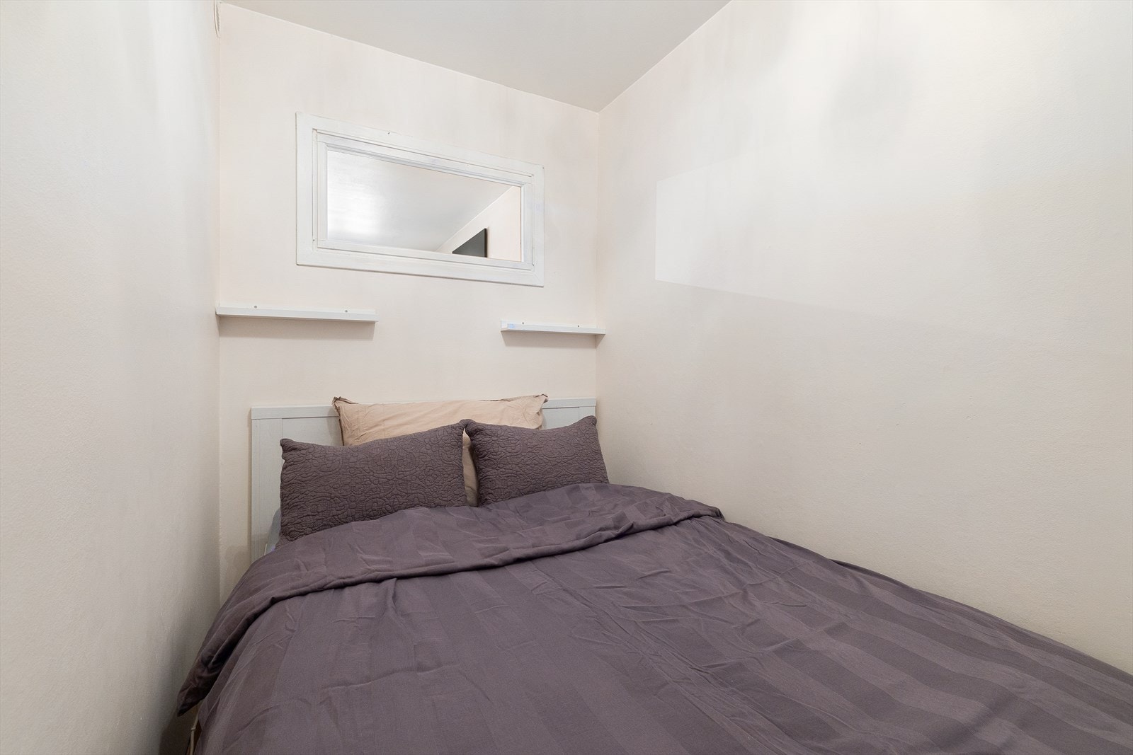 Det er bygd opp en alkove sove er malt i lyse og behagelige farger. Galleribilde