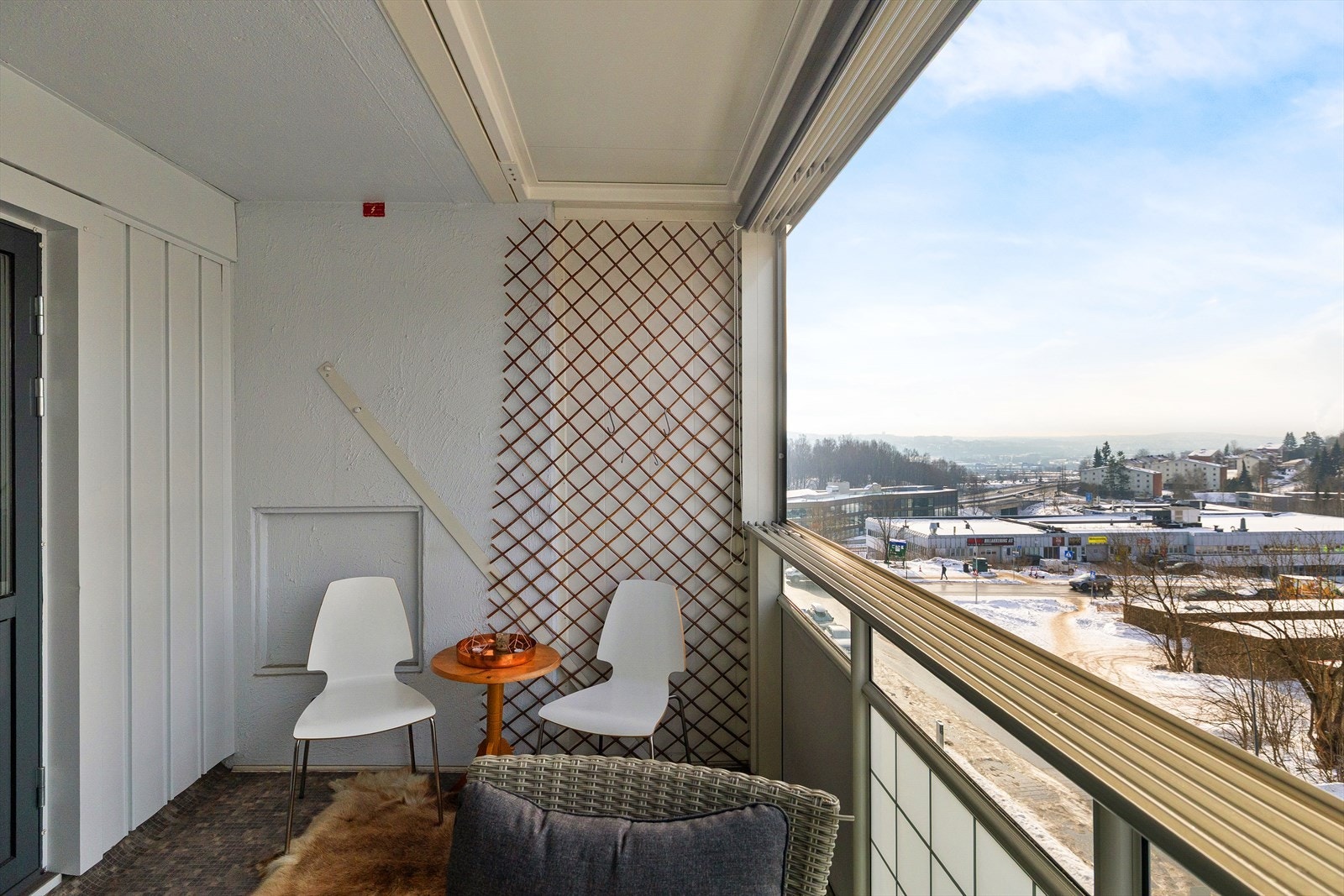 Balkongen er innglasset, men mulighet til å åpne helt opp på varme sommerdager. Galleribilde